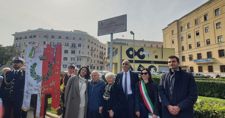 07-03-25 intitolata al professor Aldo Simeone l'area verde tra lungomare di Crollalanza e piazza Diaz_foto 3