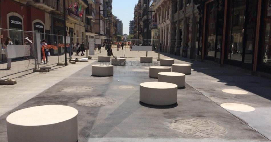 07-05-18 riqualificazione via Sparano_nel pomeriggio smantellamento del cantiere nell'area del salotto Liberty 3 (1)