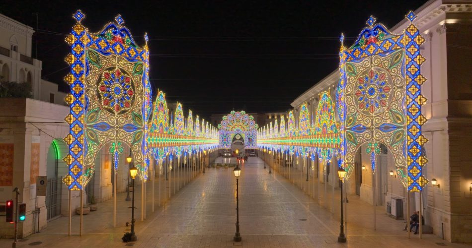 07-05-25 domani l'accensione delle luminarie di piazza del Ferrarese_oltre 72mila lampadine a led_1