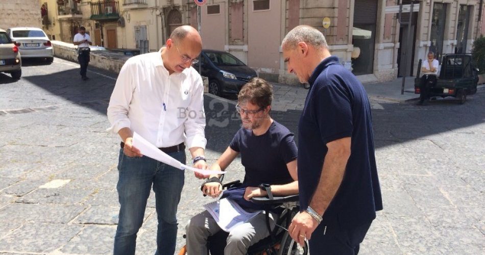 07-06-18 sopralluogo Galasso Livrea per abbattimento barriere in piazza Chiurlia 1