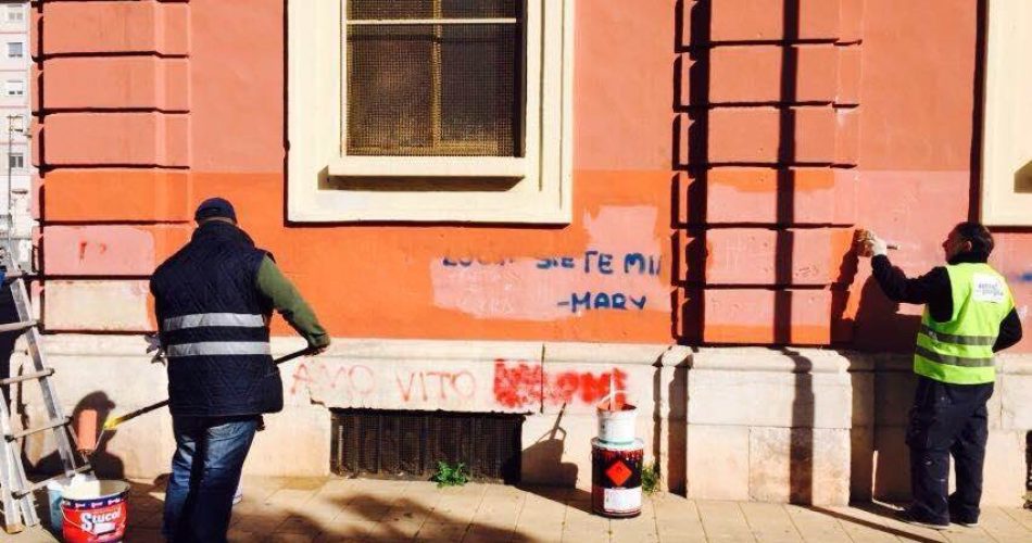 08-03-16 foto pulizia muri scuola