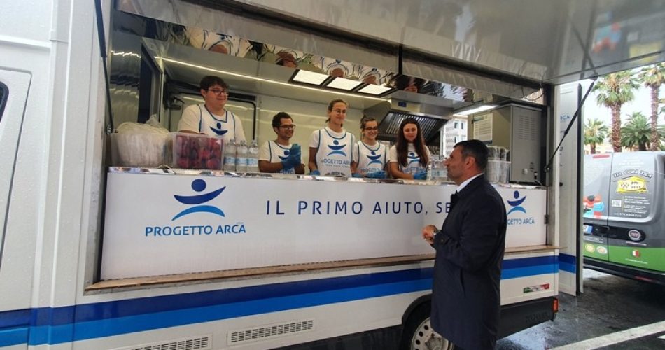 08-07-22 Cucina Mobile_presentato food truck di Progetto Arca per la distribuzione di cibo sano alle persone senza dimora_2