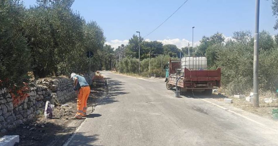 08-07-26 realizzazione del marciapiedi su via Crispi a Loseto_questa mattina il sopralluogo dell’assessore Scaramuzzi_3