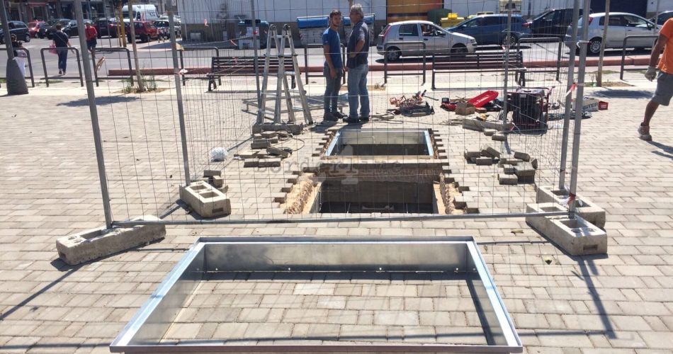 08-09-17 lamiere a copertura delle griglie nel giardino di via maierotti 1