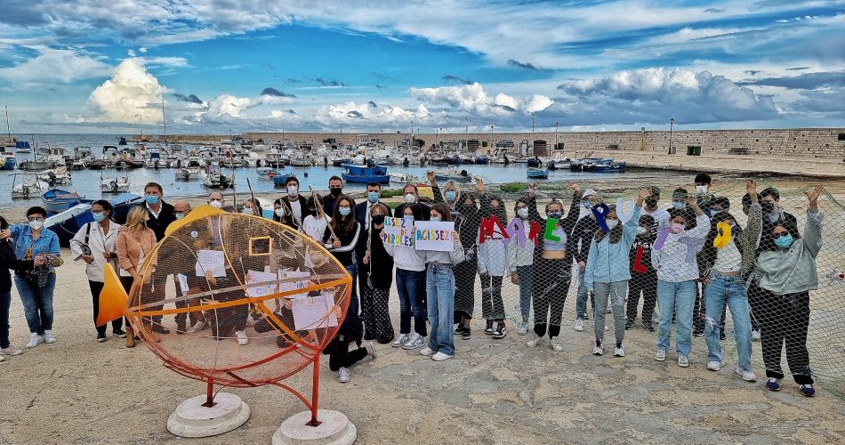 08-10-21 installato getto, il pesce mangiaplastica sulla piazza di torre a mare_1