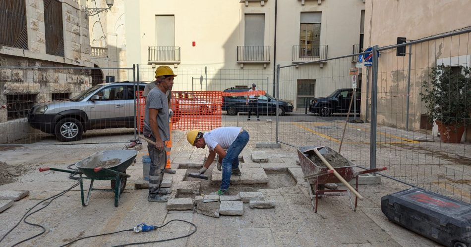 08-10-24 ripristino basole nella città vecchia_oggi l’avvio dei lavori alla presenza del sindaco e dell’assessore Scaramuzzi_1