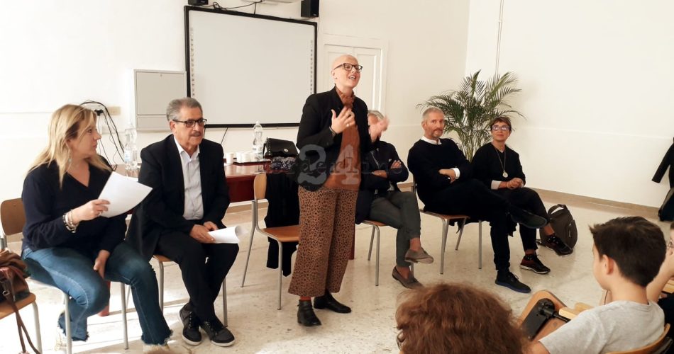 08-11-19 Tenersi, lasciare_presentato il laboratorio in quattro quartieri della città nell'ambito della stagione comunale di prosa_1