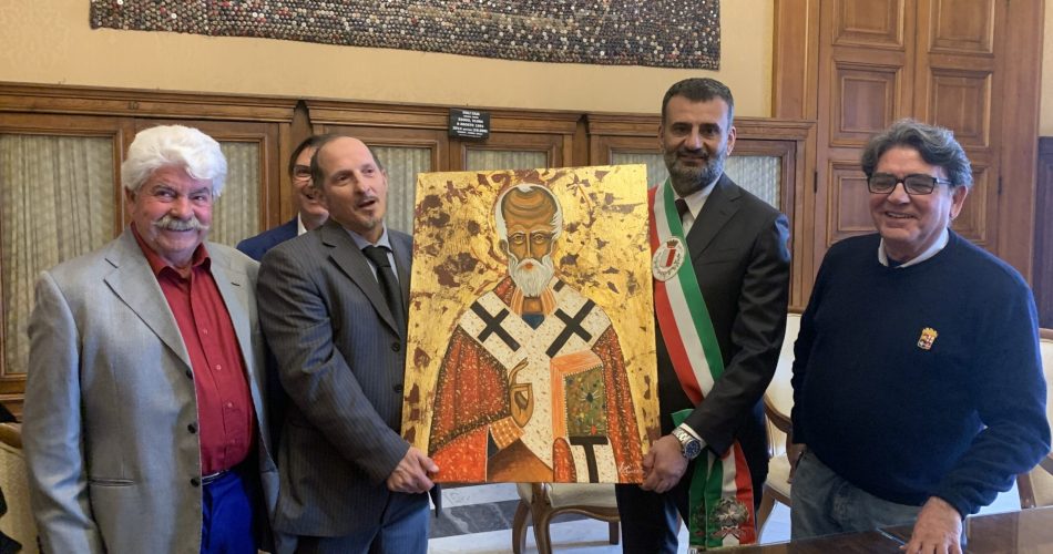 09-05-23 stamattina la consegna diun'opera di Mimmo Camassa raffigurante San Nicola