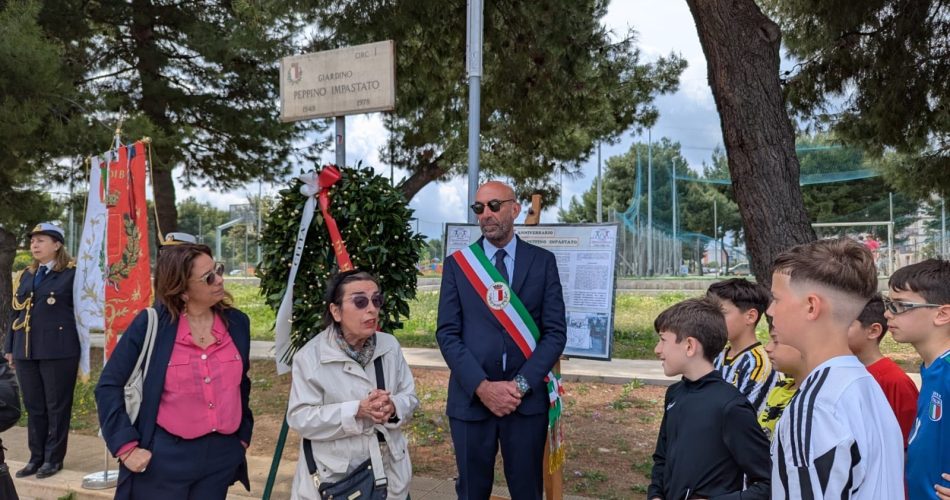 09-05-25 oggi il sindaco alla commemorazione di Peppino Impastato nel giardino a lui intitolato a Catino_2