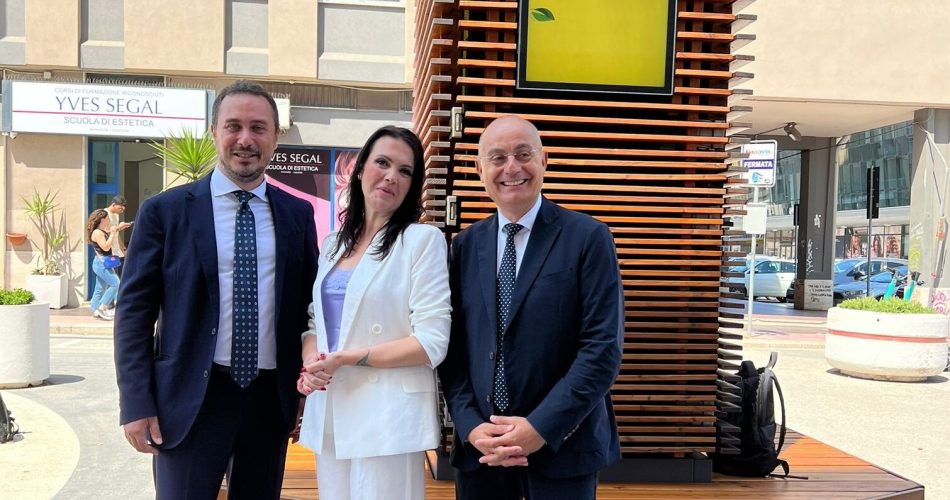 09-06-23 inaugurata a Bari City Tree la struttura che assorbe lo smog e rilascia aria pulita_1