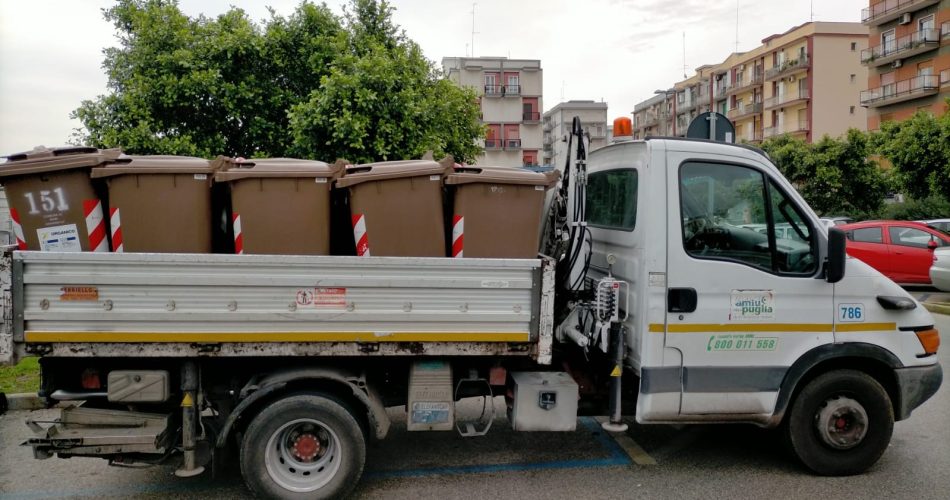 09-12-22 questa mattina la consegna dei carrellati dell’organico agli operatori mercatali di Santa Scolastica_3