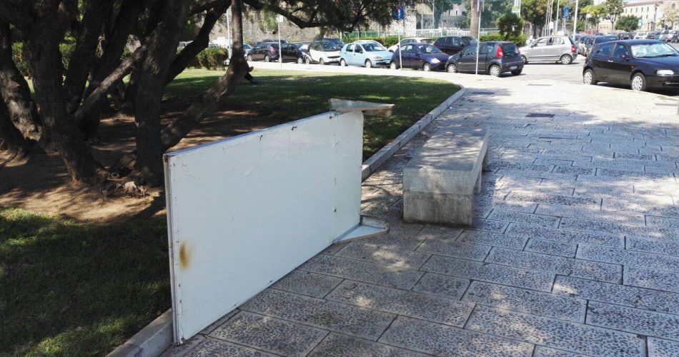 Ingombrante abbandonato vicino alla Muraglia