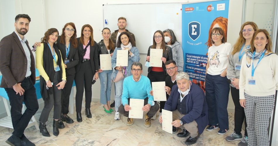 11-05-22 EscapeforBari _corsi di inglese gratuiti per commercianti e residenti di Bari vecchia_ass palone a consegna attestati