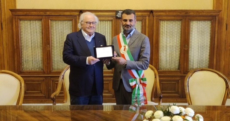 11-05-23 stamattina la consegna un riconoscimento a Giacomo Adda per i 60 anni di attività