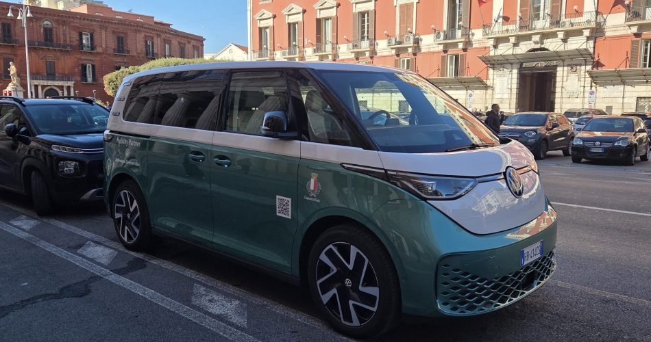 11-11-25 questa mattina la consegna a titolo gratuito di un minivan Volkswagen elettrico