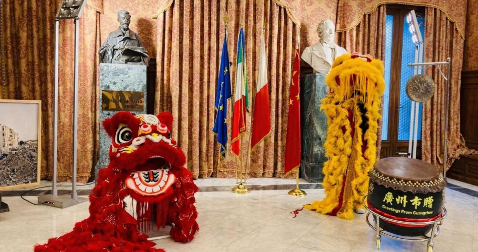 12-02-26 40° anniversario gemellaggio Bari- Guangzhou_il sindaco riceve in dono un set di costumi e strumenti della Danza del leone dalla città cinese