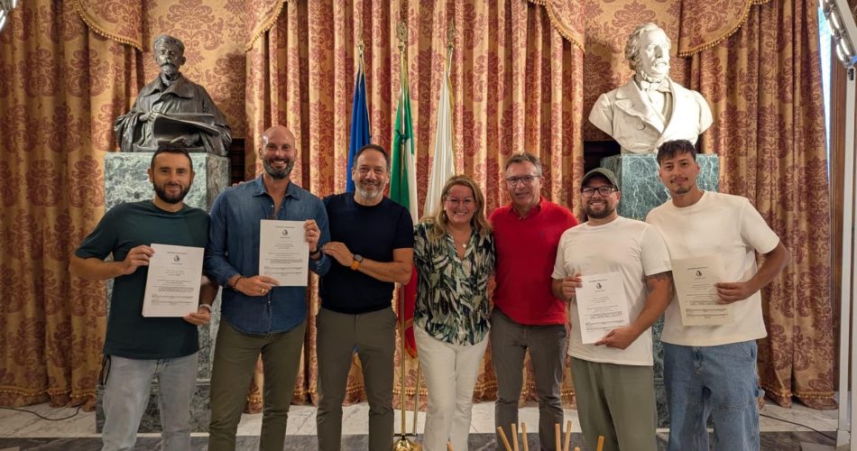 12-09-25 consegnate questa mattina le prime 4 delle nuove 30 licenze taxi rilasciate dal Comune di Bari