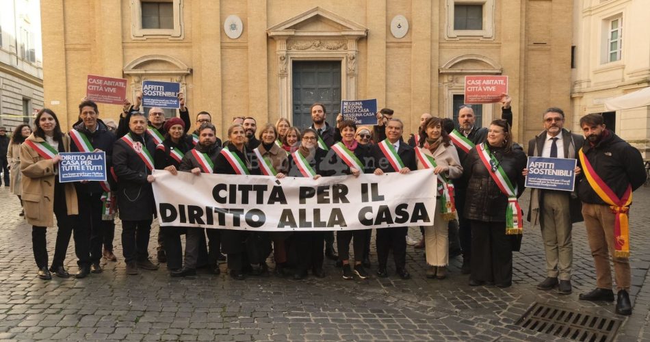 12-12-24 emergenza abitativa_oggi l’assessore Grasso alla manifestazione organizzata a Roma dai Comuni per chiedere al Governo interventi strutturali