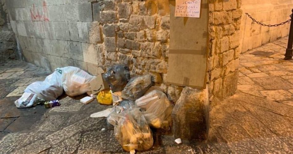 rifiuti centro storico bari