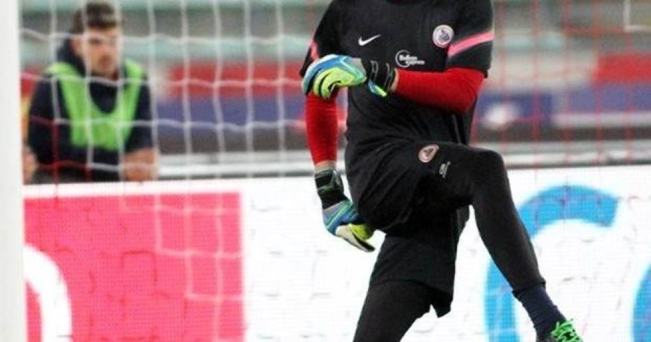 Il portiere del Bari Alessandro Micai