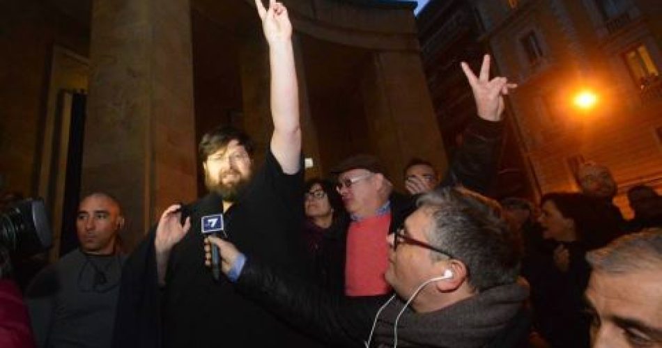 Mario Adinolfi, all'ingresso del palazzo delle Poste dell'università