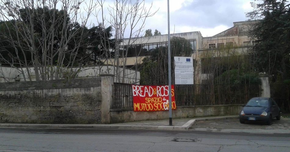 Striscione fuori da Villa Capriati