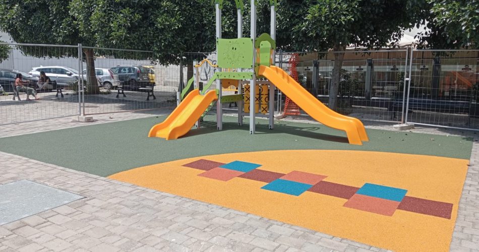 13-07-22 riaperta l'area ludica in largo Maierotti_1 (1)