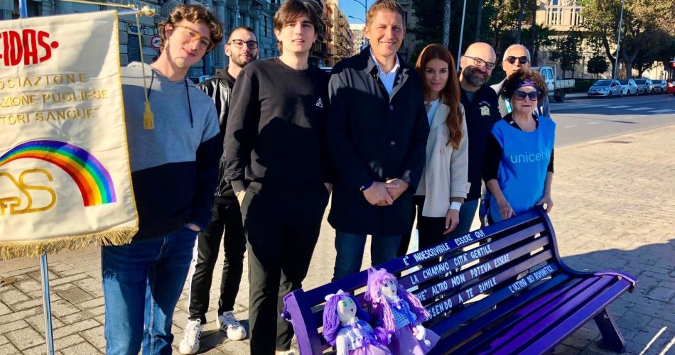 13-11-23 Giornata mondiale della gentilezza_scoperta la panchina viola sul lungomare di Crollalanza_1