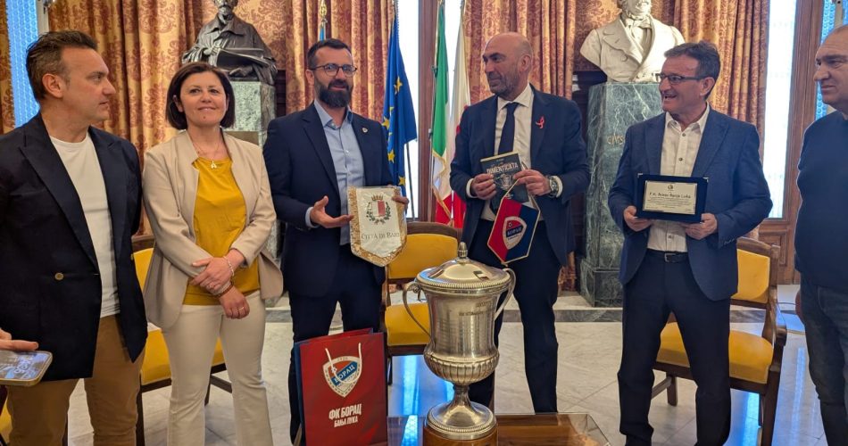 14-05-25 esposta a Palazzo di Città la Mitropa Cup vinta dal Bari nel 1990