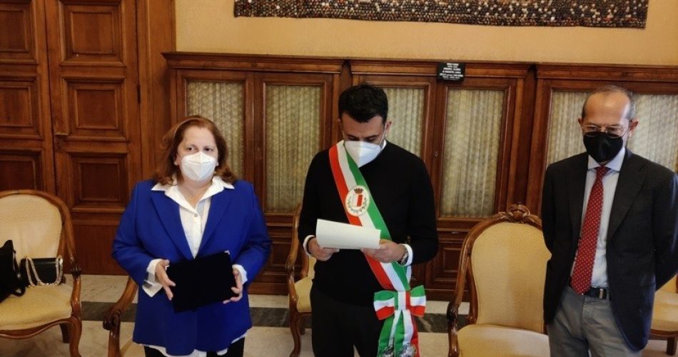 15-02-22 il sindaco consegna un targa di riconoscimento alla dottoressa Spica per il suo impegno nella campagna vaccinazioni_3