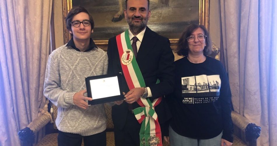 15-06-23 sindaco consegna targa riconoscimento a Samuel Stripoli_1