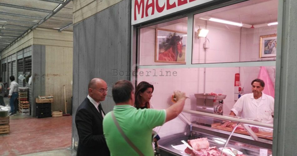 15-09-17 stamattina sopralluogo di Galasso e Palone al mercato di San Girolamo 1