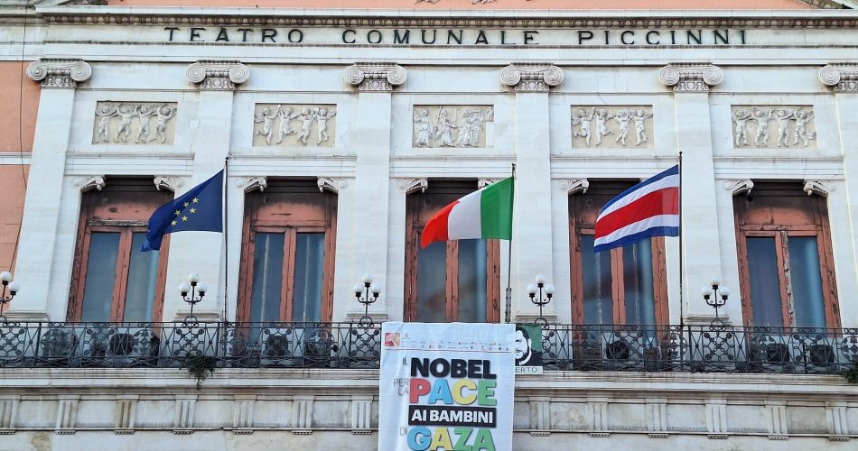 15-09-25 bandiera della Costa Rica sulla facciata di Palazzo della Città