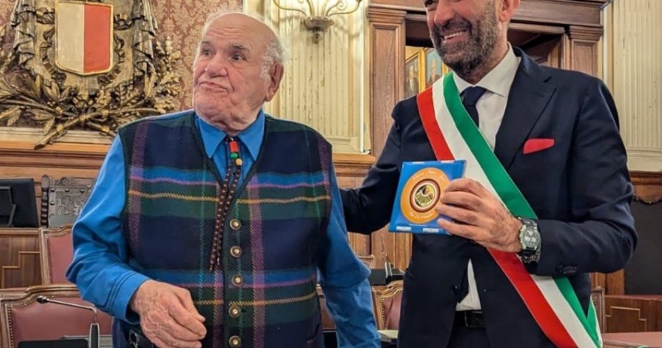 15-11-24 oggi la consegna un riconoscimento dell’amministrazione comunale al maestro Pino di Modugno per i 90 anni (1)