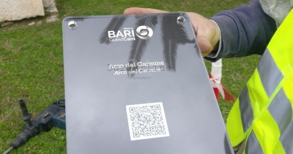 15-12-17 al via oggi operazioni di montaggio 60 paline informative Bari guest card