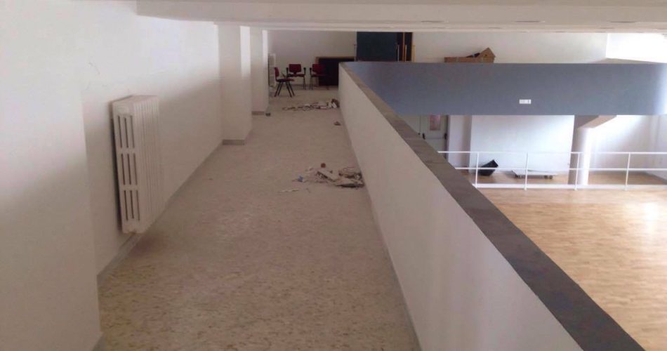 Uno degli istituti pugliesi in cui sono crollati calcinacci