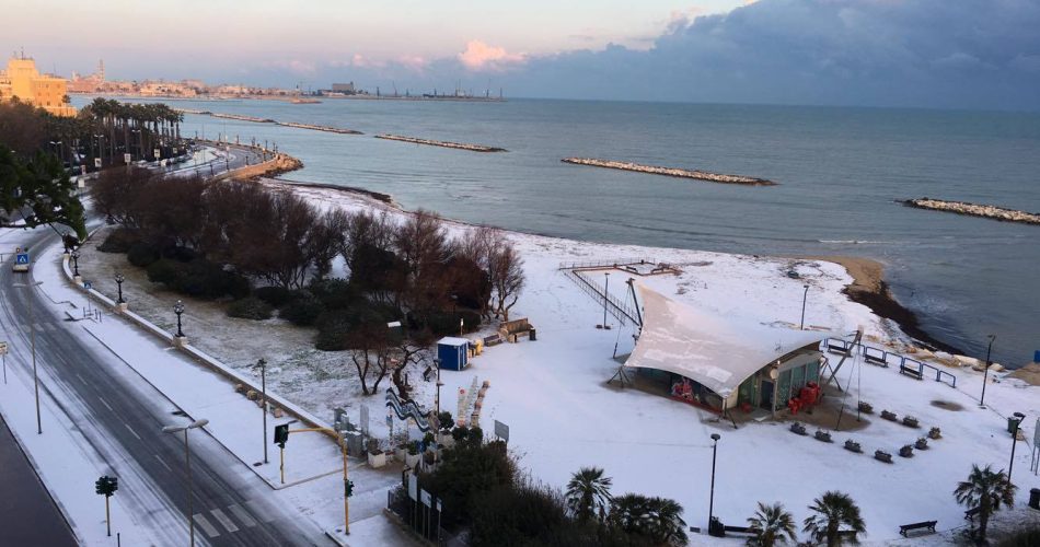 Pane e pomodoro, spiaggia imbiancata\r\nFoto: Fabio Memeo