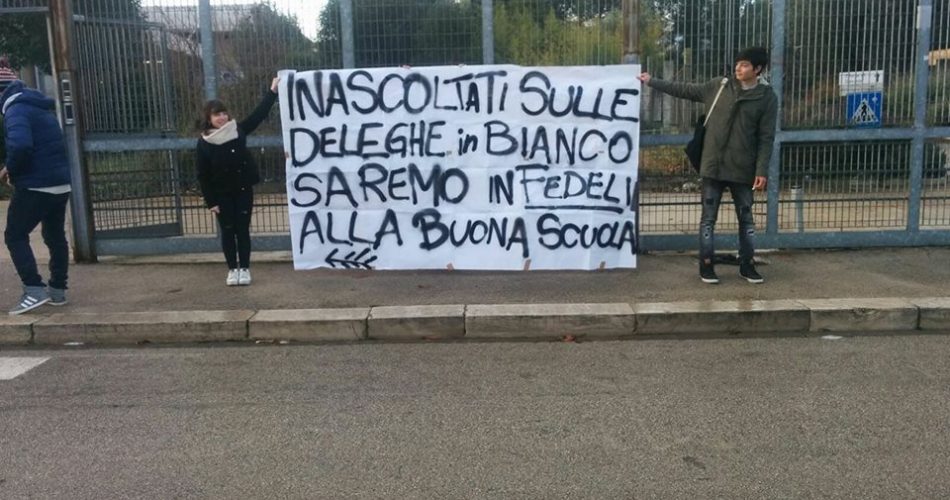 Uno degli striscioni appesi negli istituti