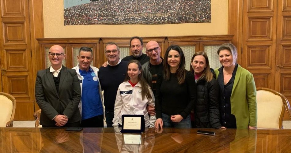 16-03-23 questa mattina la consegna di un riconoscimento dell'amministrazione comunale alla campionessa paralimpica Ramona Botta_foto 3
