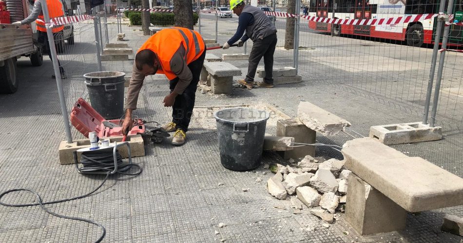 16-04-19 montaggio nuove panchine piazze diaz ed eroi del mare