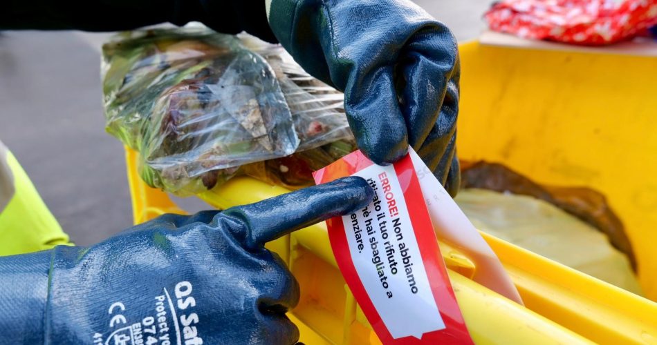 16-12-22 monitoraggio della raccolta differenziata_stamattina a San Girolamo apposte fascette colorate_1