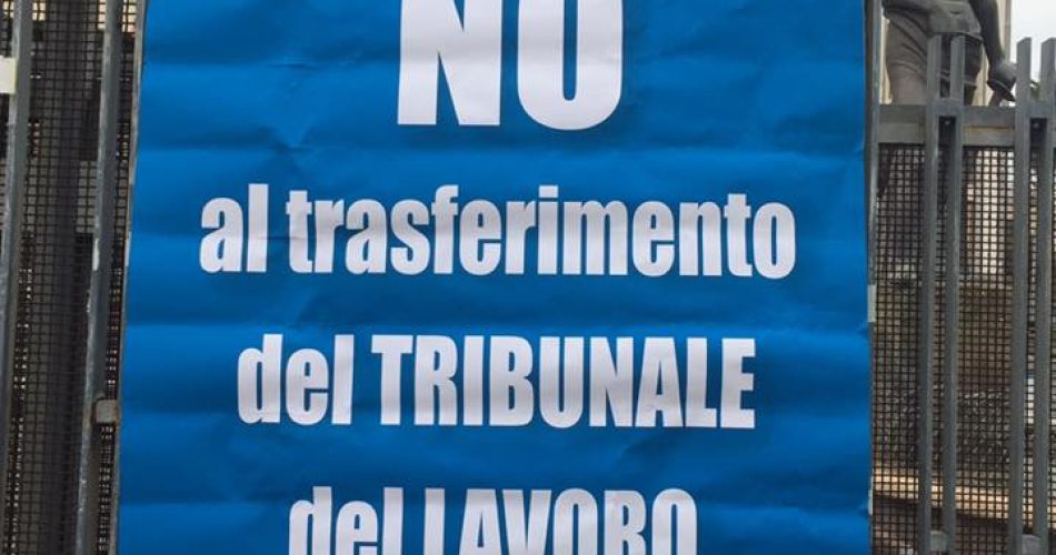 Uno dei manifesti appesi dai consiglieri al Tribunale