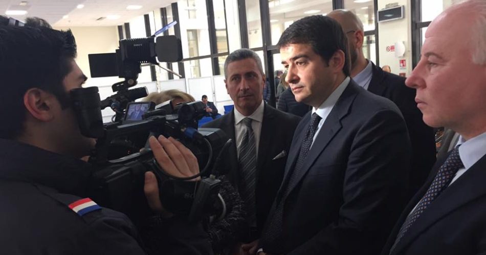 Raffaele Fitto all'assemblea regionale di Direzione Italia a Bari