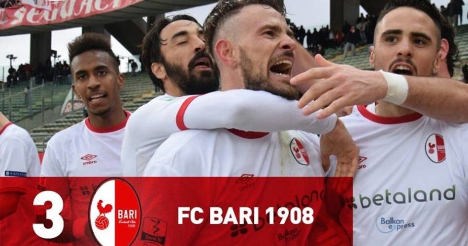 L'esultanza di Floro Flores del Bari dopo il gol del 3 a 1 con la Ternana