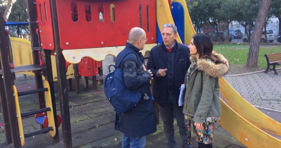 17-01-18 stamattina sopralluogo Galasso e Paparella per altalena per bambini con disabilità in piazza Garibaldi 1