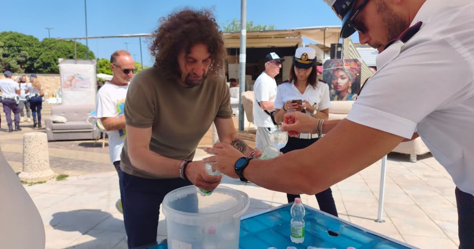 17-07-26 partito il nuovo servizio della Protezione civile comunale con la distribuzione gratuita di acqua nelle giornate segnate dalle temperature più alte_5
