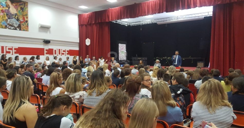 17-09-18 decaro e romano salutano studenti della Duse