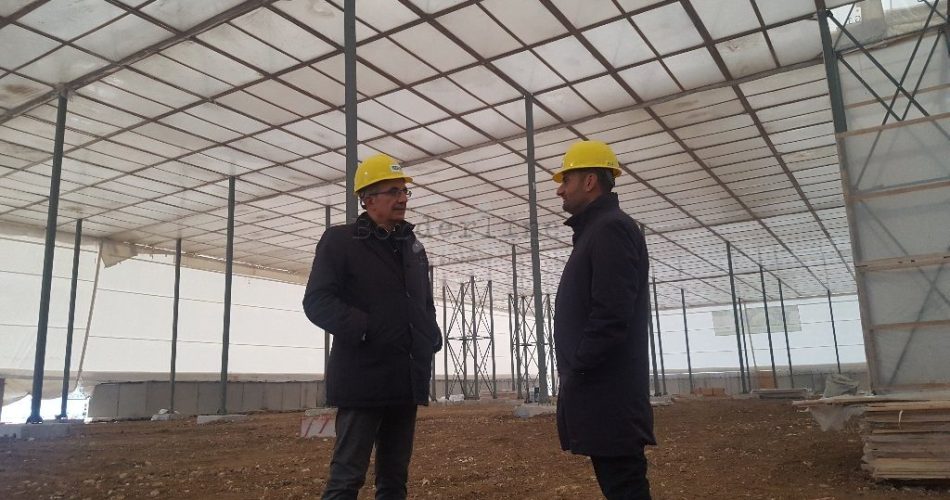 Il sindaco Decaro e il presidente del comitato Nicola Brescia nella Fibronit