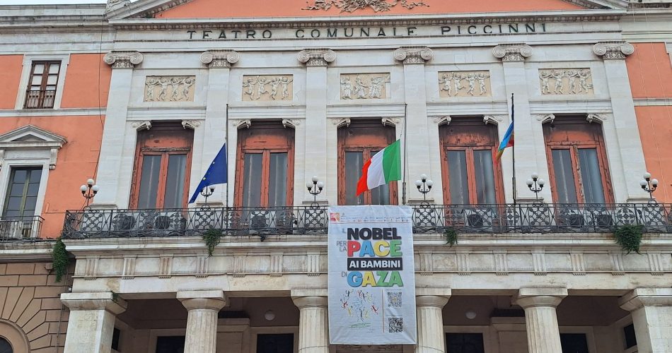 18-03-26 oggi bandiere a mezz'asta sulla facciata di Palazzo della Città in ricordo delle vittime del Covid