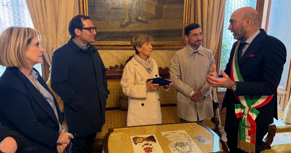 18-03-26 oggi il sindaco consegna un riconoscimento per i 50 anni della corniceria Corallo._foto 3